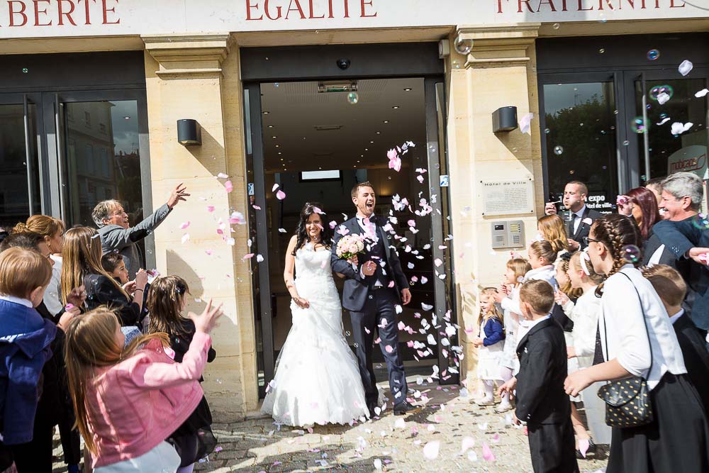 mariage sortie mairie fleurs pétales