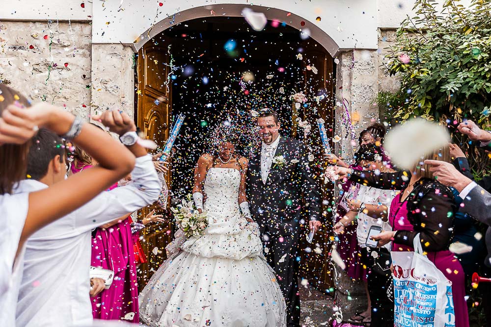 mariage sortie mairie fleurs pétales