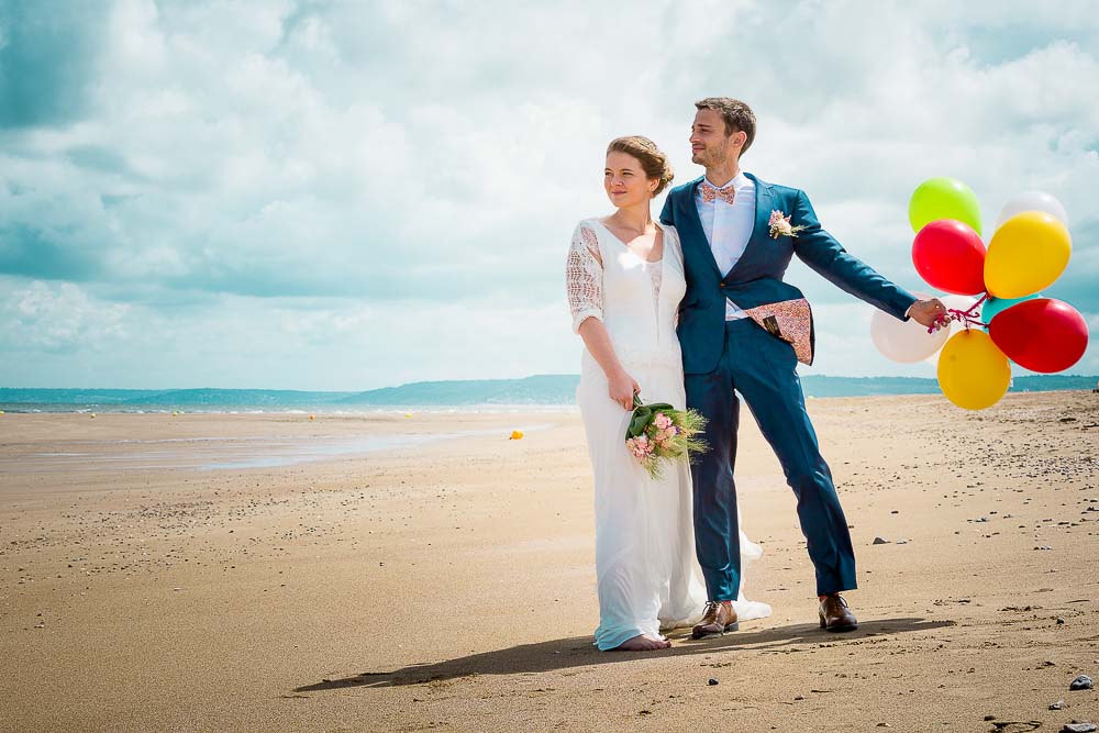 Photographe mariage plage couple ballon