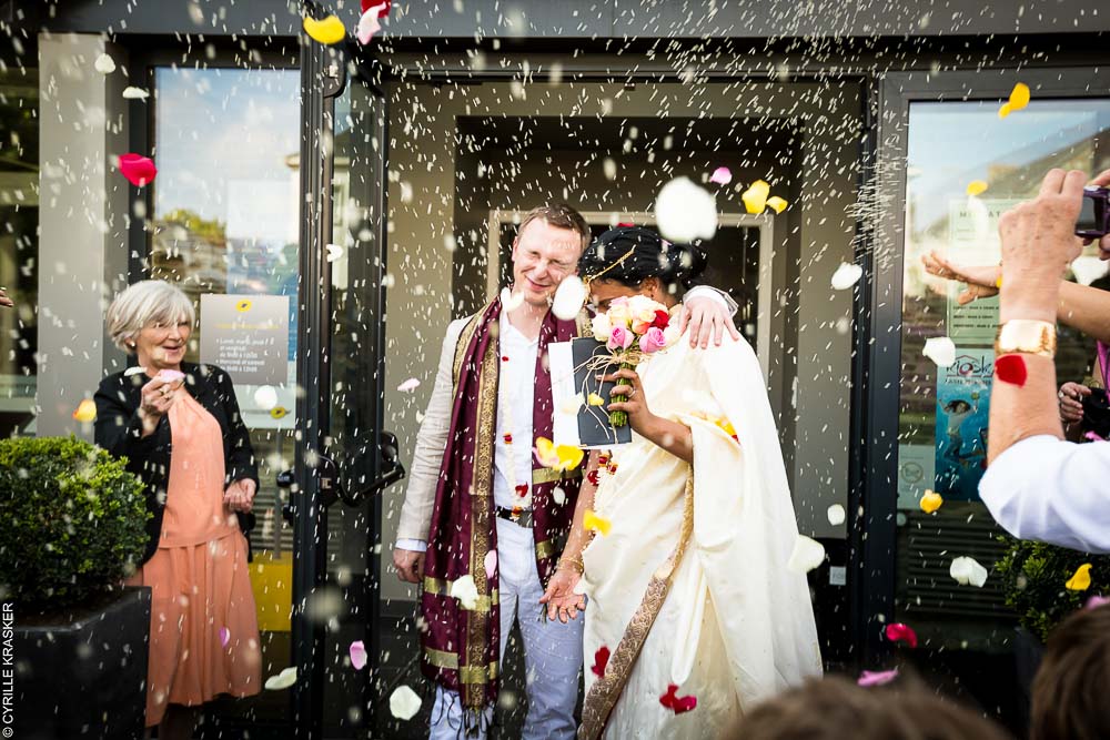 mariage sortie mairie fleurs pétales
