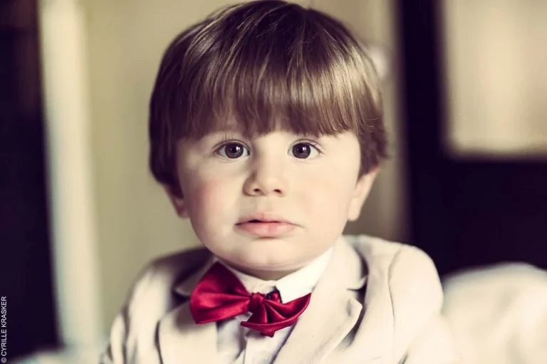 Photographe bébé à Paris – portrait en chemise blanche Photographe bébé à Paris – portrait en chemise blanche