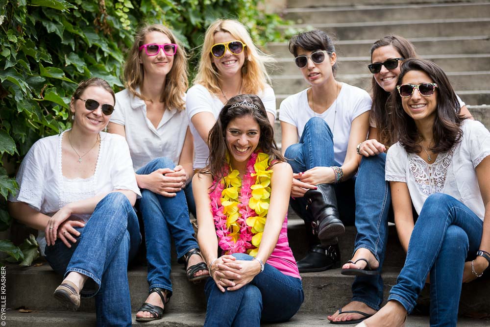 Photographe EVG EVJF à Paris – portrait avec lunettes