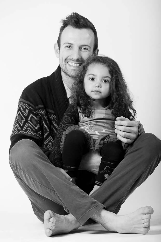 Photographe studio famille à Paris – portrait noir et blanc