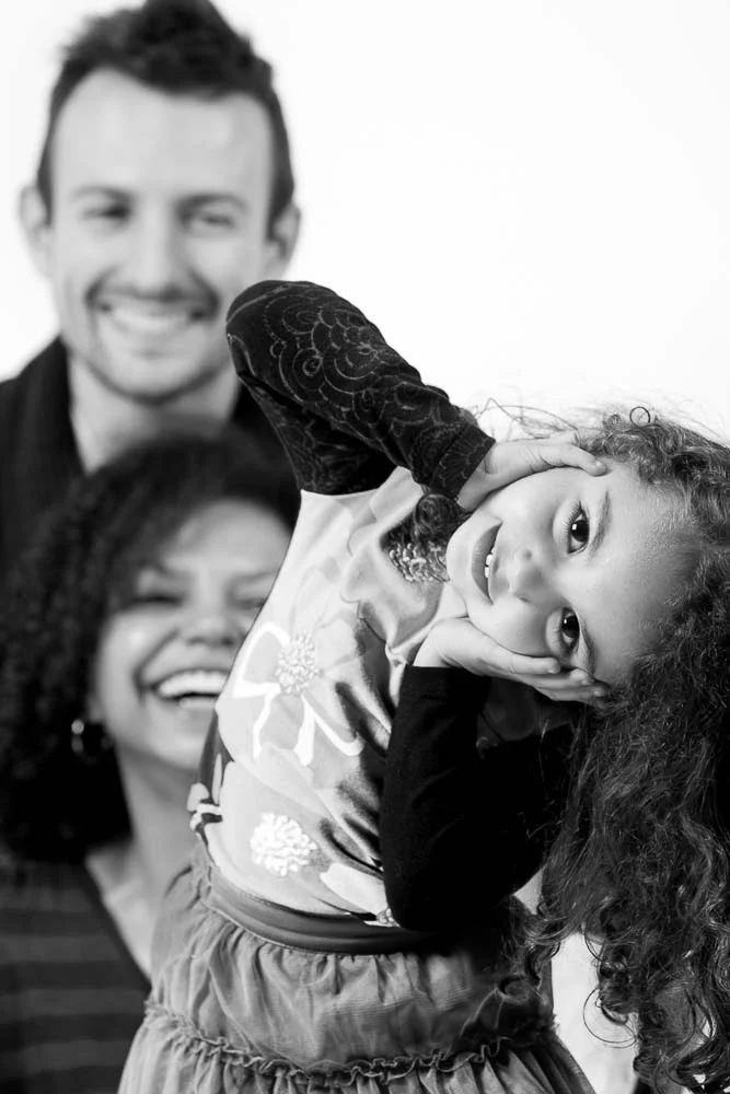 Photographe studio famille à Paris – portrait noir et blanc