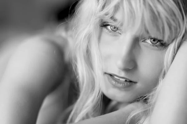 Shooting photo glamour à Paris – portrait noir et blanc
