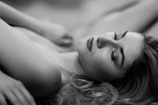 Shooting photo glamour à Paris – portrait noir et blanc
