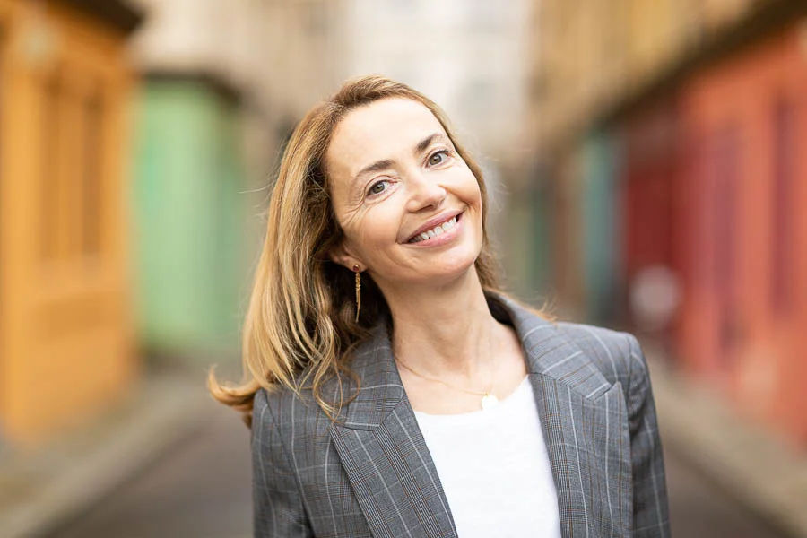 Photo professionnelle en extérieur – portrait en blazer