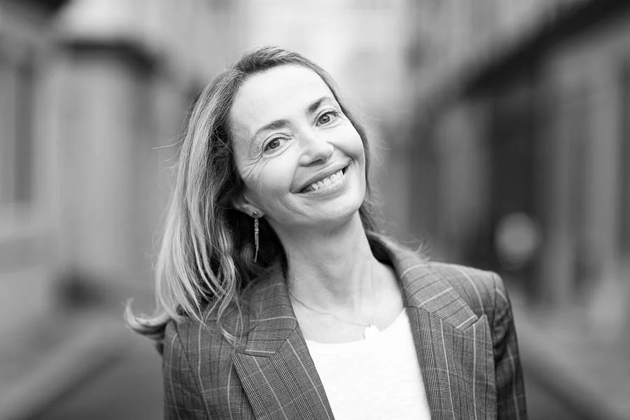 Photo professionnelle en extérieur – portrait noir et blanc
