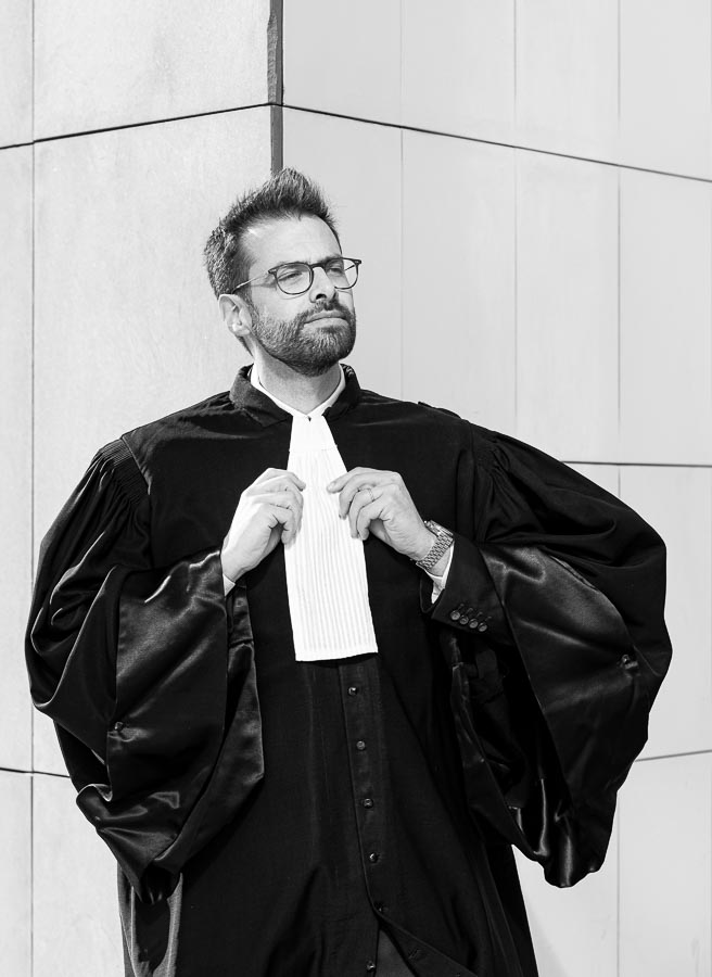Photo professionnelle en extérieur – portrait avec lunettes