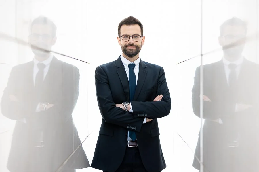 Photo professionnelle en extérieur – portrait avec lunettes