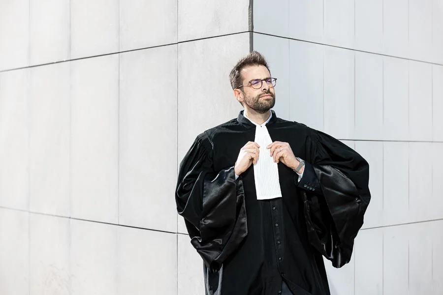 Photo professionnelle en extérieur – portrait avec lunettes