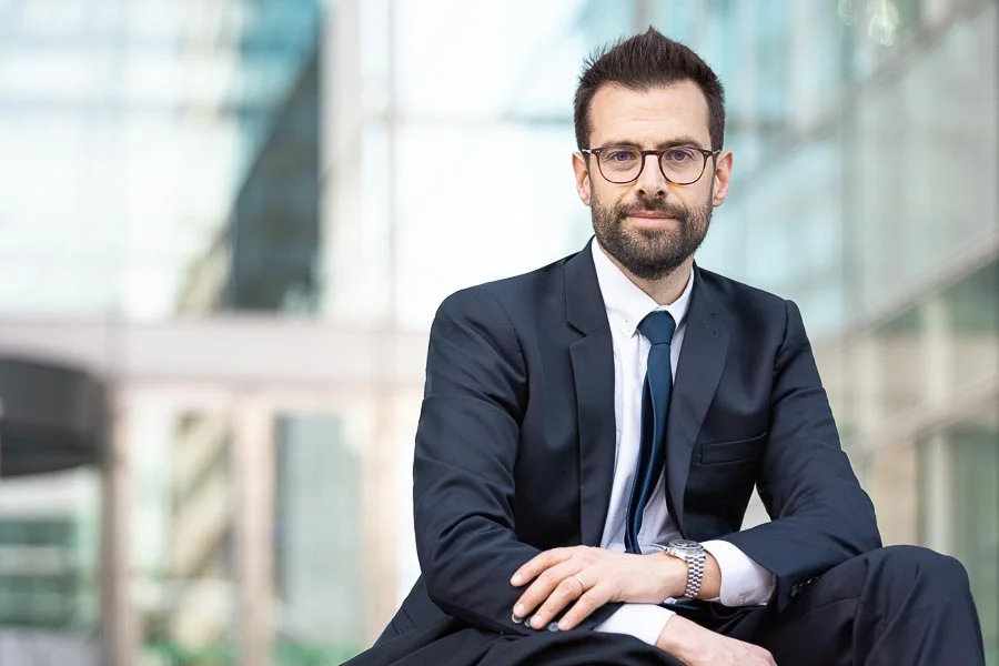 Photo professionnelle en extérieur – portrait avec lunettes