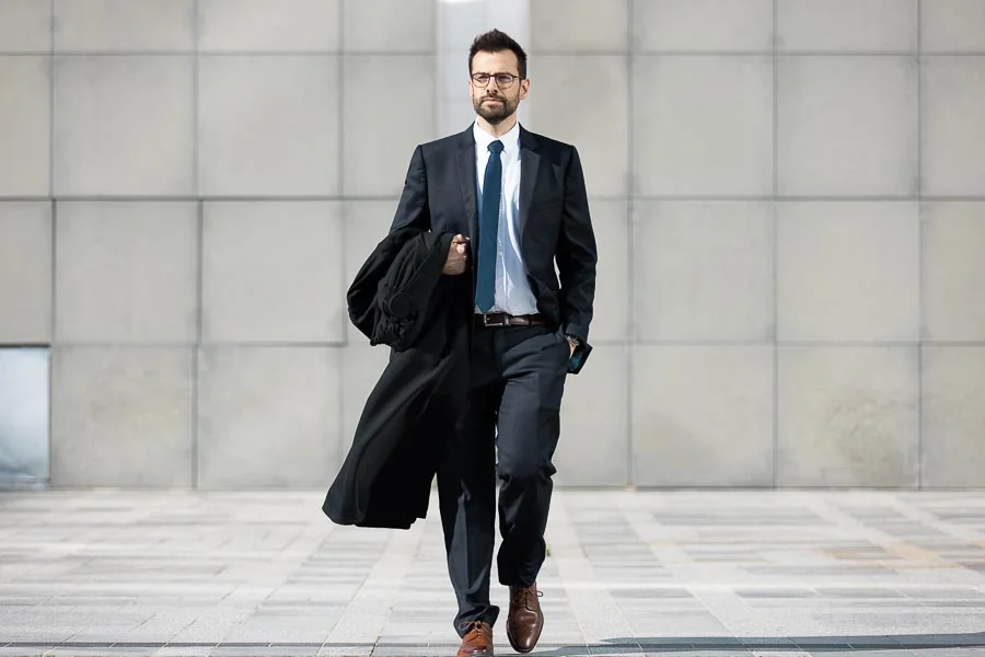 Photo professionnelle en extérieur – portrait avec lunettes