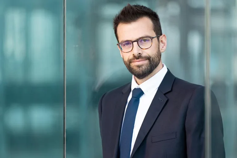 Photographe portrait notaire Paris – portrait avec lunettes Photographe portrait notaire Paris – portrait avec lunettes