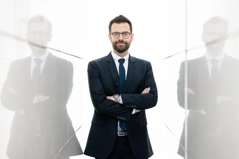 Photographe portrait notaire Paris – portrait avec lunettes Photographe portrait notaire Paris – portrait avec lunettes