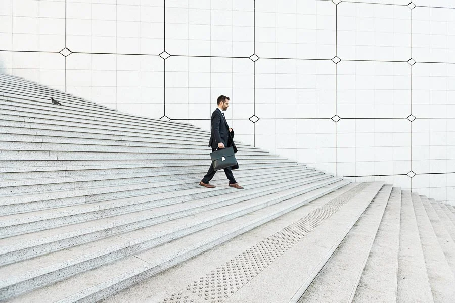 Reportage photo d'entreprise – portrait en tenue sombre