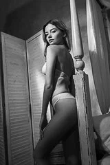 Photographe boudoir Paris – portrait en tenue sombre