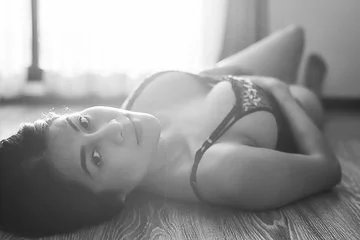 Photographe boudoir Paris – portrait en tenue sombre