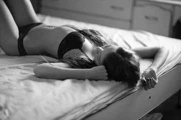 Photographe boudoir Paris – portrait noir et blanc