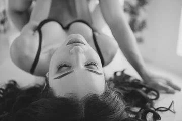 Photographe boudoir Paris – portrait en tenue sombre