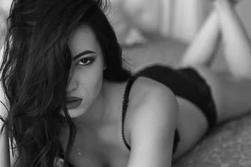 Photographe boudoir Paris – portrait en tenue sombre