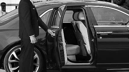 Photographe de voiture de luxe – portrait en costume