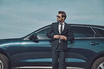 Photographe de voiture de luxe – portrait en costume