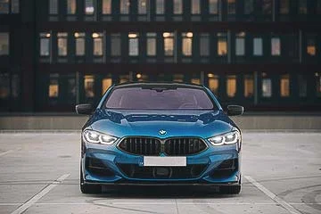 Photographe de voiture de luxe – vue extérieure