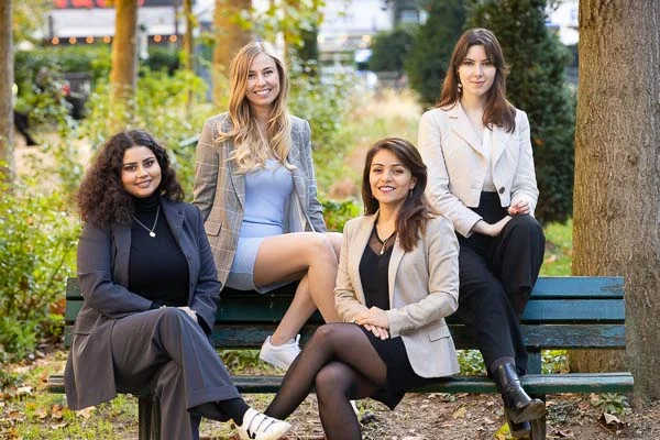 Photographie corporate en équipe – portrait en extérieur