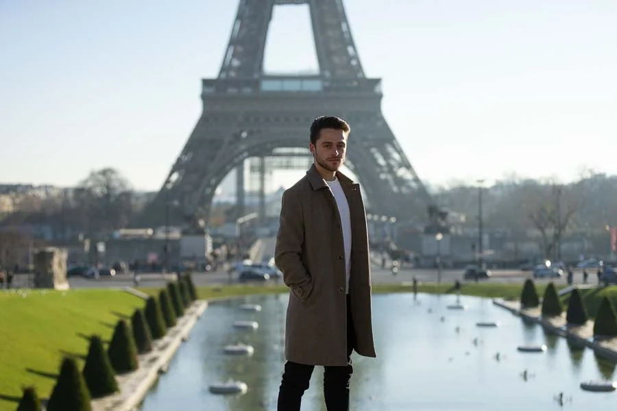 Shooting photo à la Tour Eiffel – portrait en extérieur