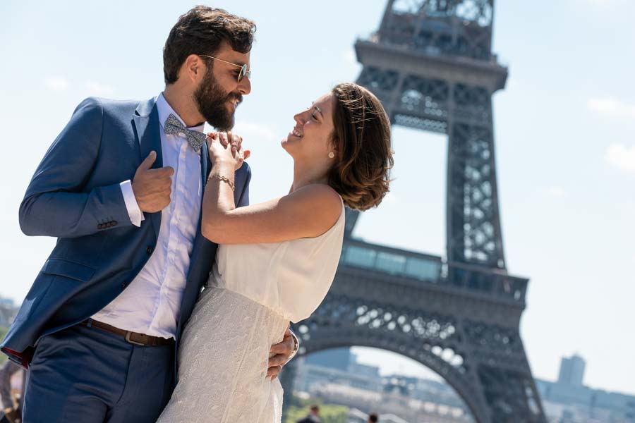 Photographe shooting photo couple tour eiffel