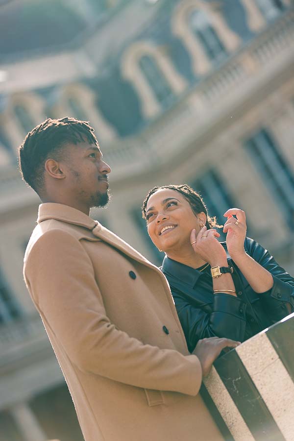 Photographe shooting couple a Paris exterieur