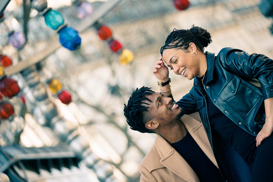 Photographe shooting couple a Paris extérieur engagement