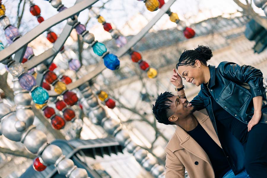 Photographe shooting couple à Paris extérieur Louvre