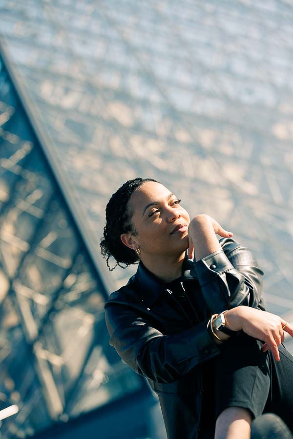 Photographe shooting couple a Paris extérieur pyramide du Louvre