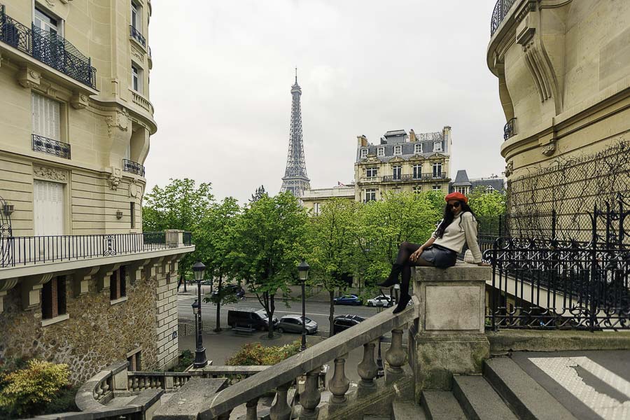 Photo extérieur a Paris tour Effel influenceuse