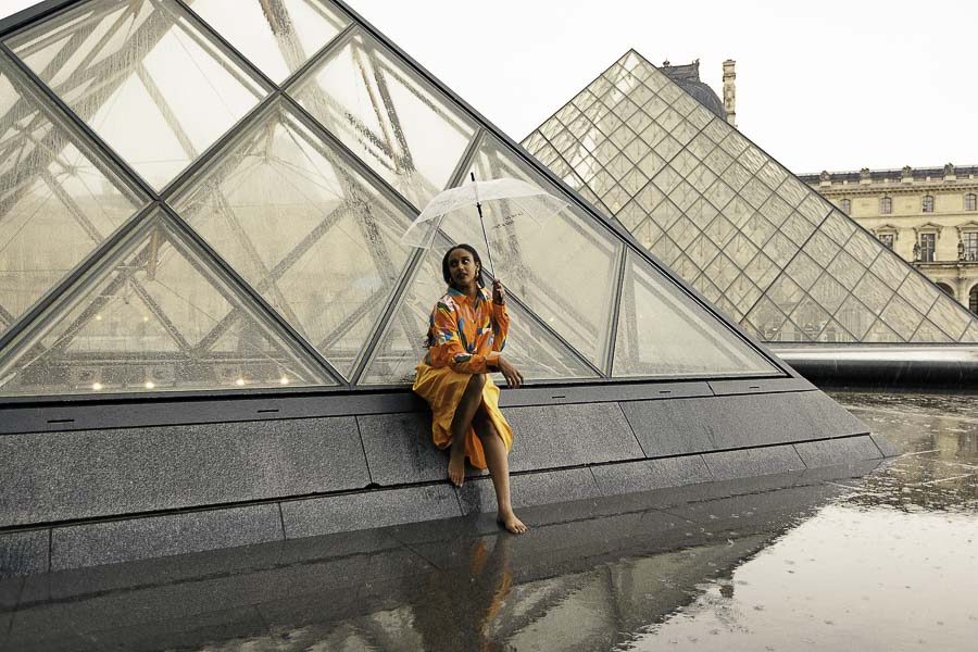 Photographe professionnel photo shooting extérieur Pyramide du Louvre