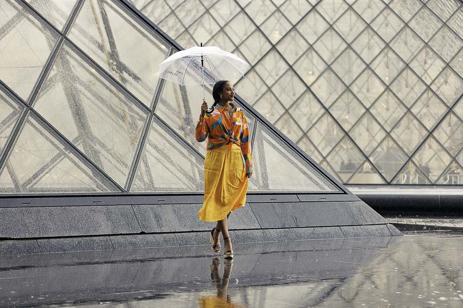 Photographe professionnel photo shooting extérieur a Paris Pyramide du Louvre