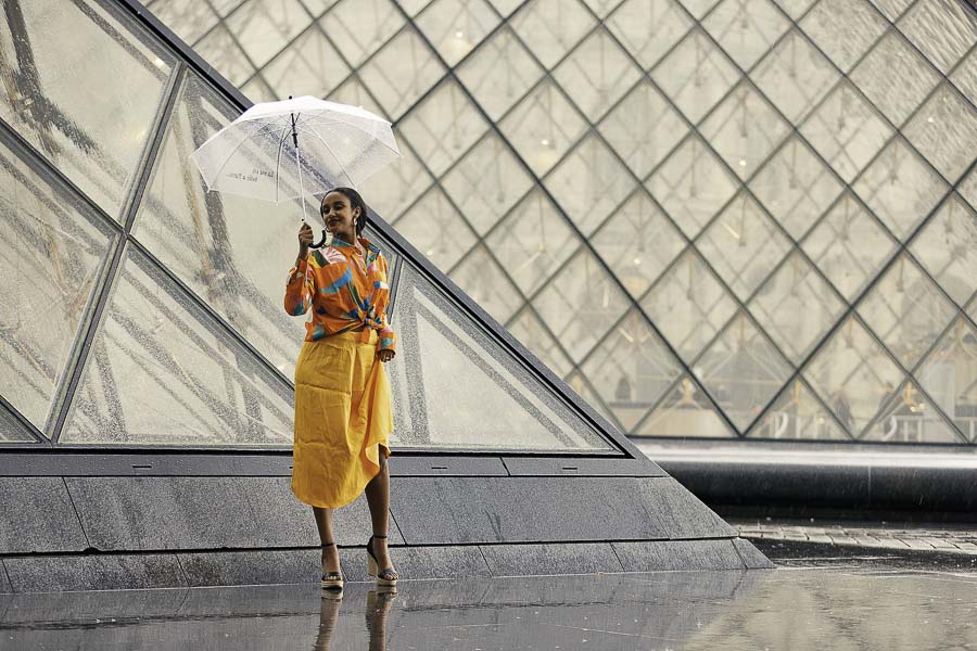 Photographe professionnel shooting photo de mode extérieur a Paris pour influenceuse