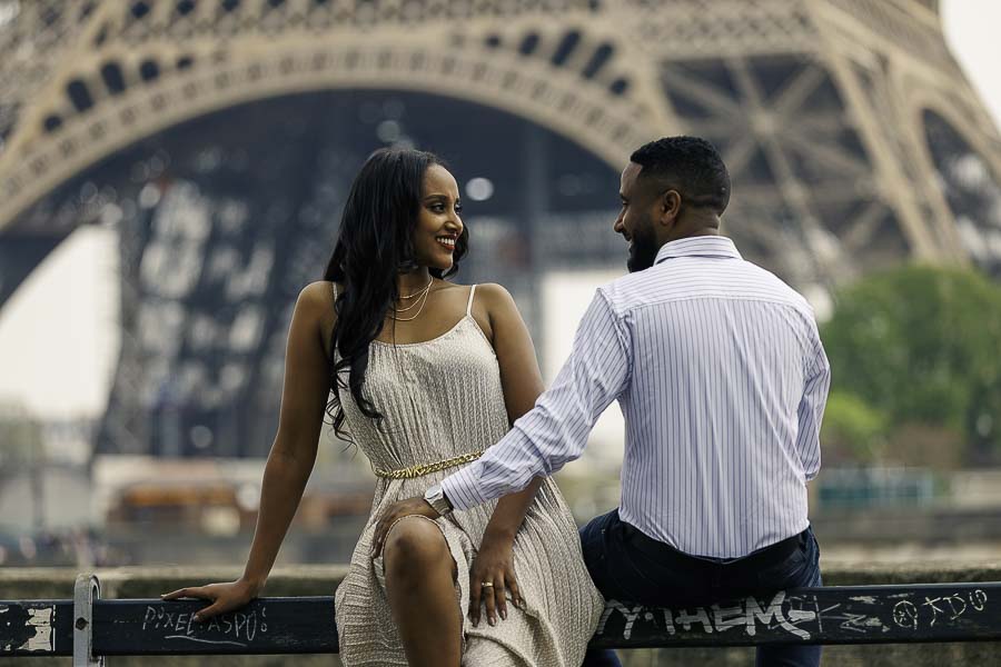 Shooting photo extérieur a Paris en couple tour Effel