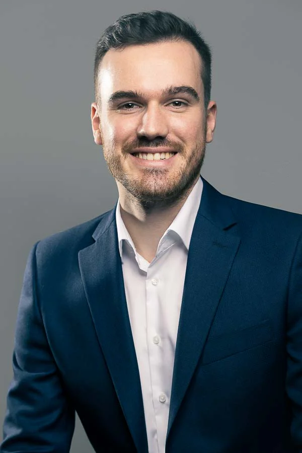 Photo de profil LinkedIn – portrait en costume Photo de profil LinkedIn – portrait en costume