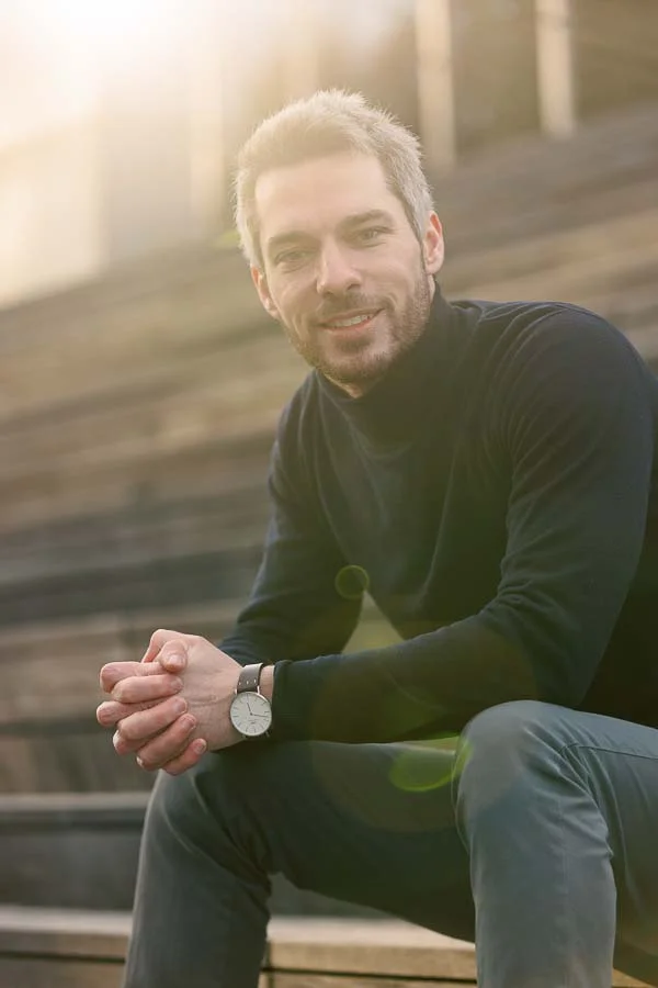 Photographe golden hour Paris – portrait en extérieur