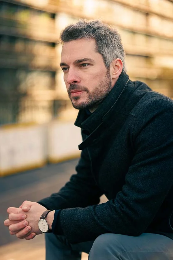 Photographe golden hour Paris – portrait en extérieur