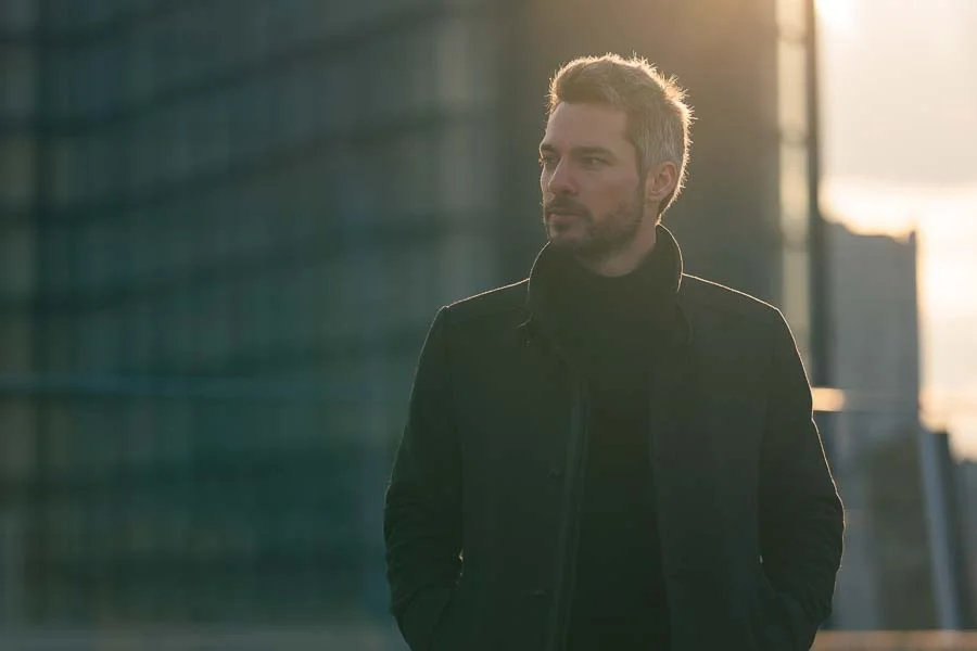 Photographe golden hour Paris – portrait en extérieur Photographe golden hour Paris – portrait en extérieur