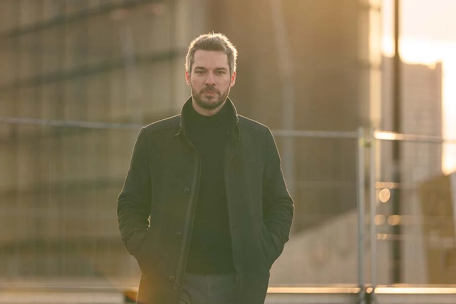Photographe golden hour Paris – portrait en extérieur