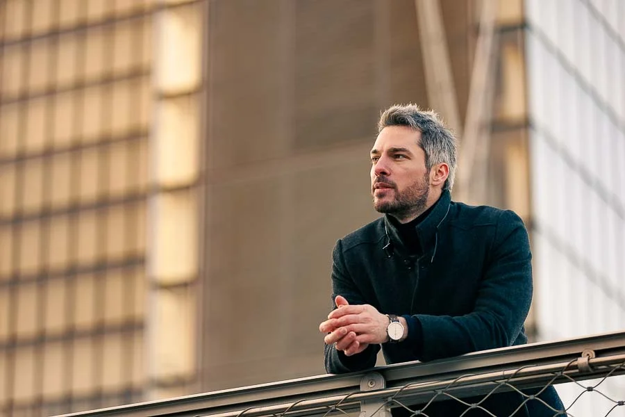 Photographe golden hour Paris – portrait en extérieur