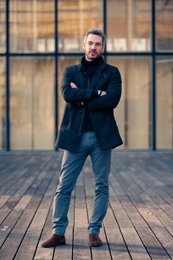 Photographe pour influenceuse et influenceur – bras croisés