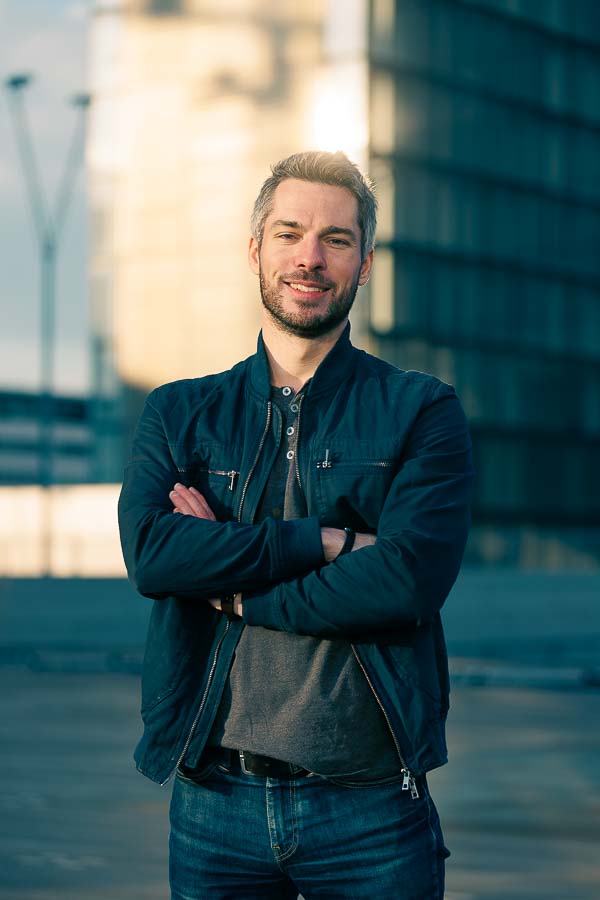 Photographe de shooting à Paris – portrait bras croisés