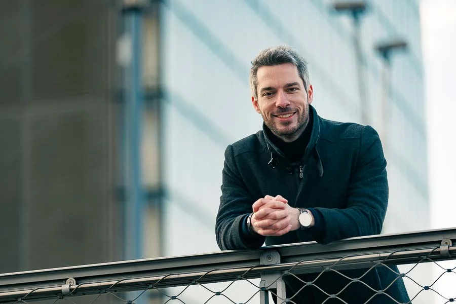 Photographe de shooting à Paris – portrait souriant