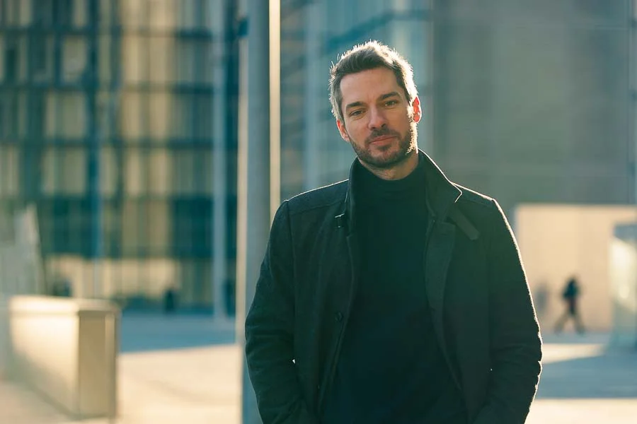 Photographe de shooting à Paris – portrait en tenue sombre